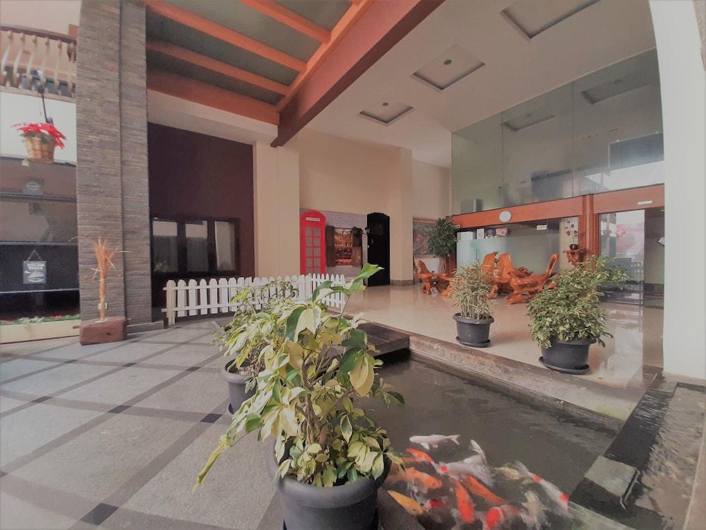 The Palais Hotel Dago Bandung Exterior foto